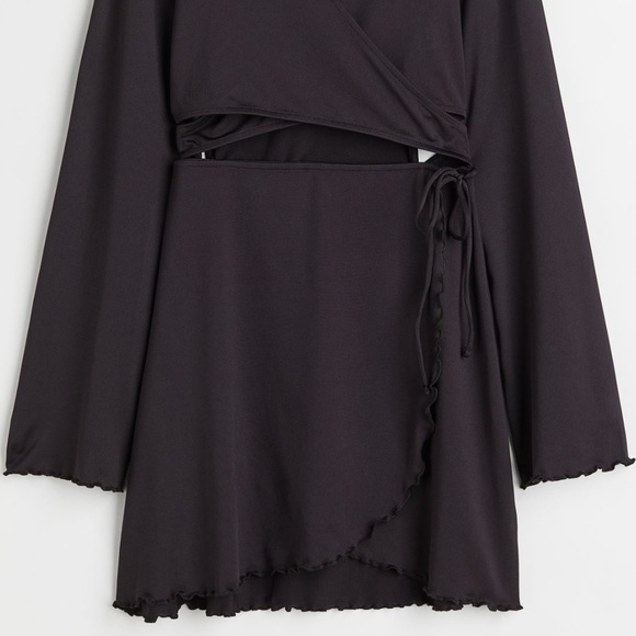 H&M Dresses & Skirts - H&M V neck wrap dress